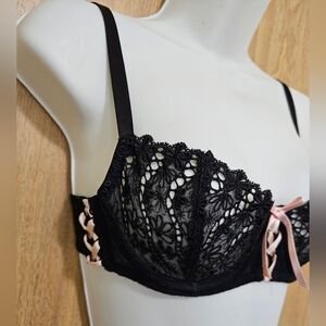 Elegant 32B Black Lace Bra with Pink Accents
